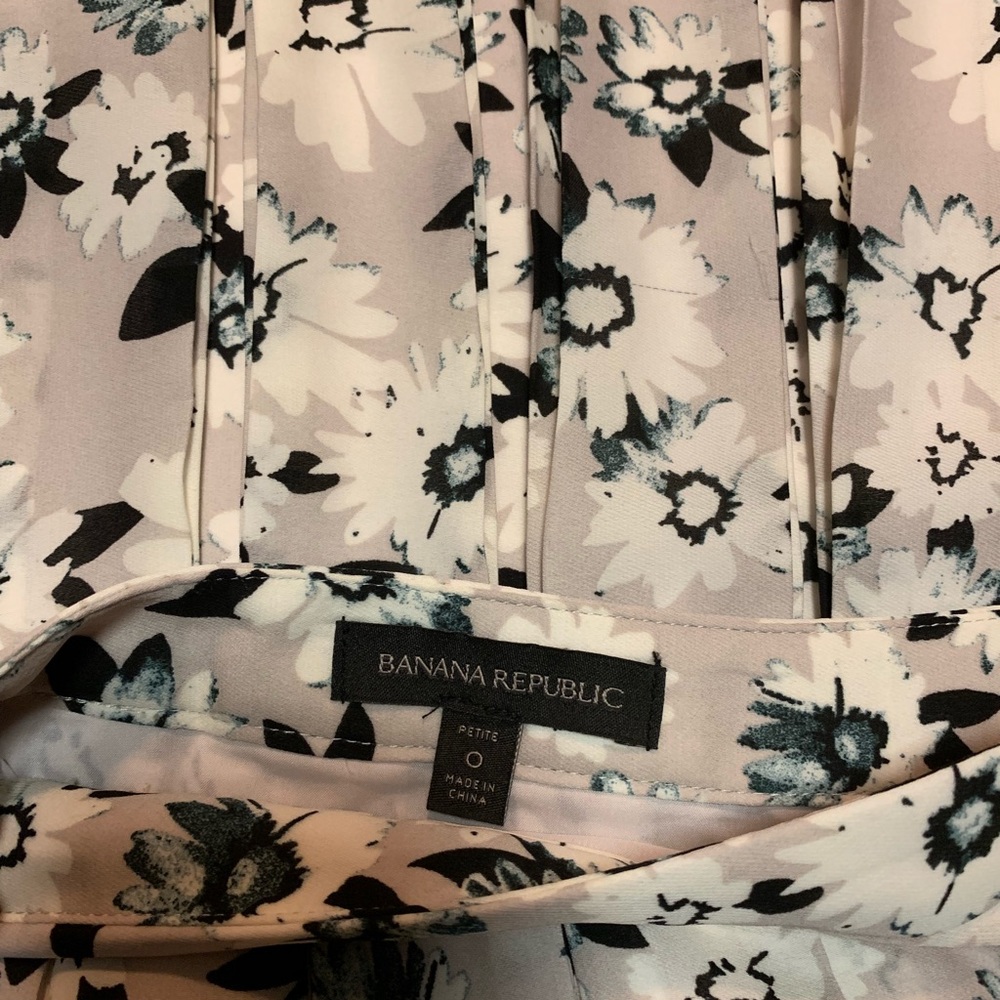 Floral Banana Republic mini skirt with Pleats! - Picture 4 of 4